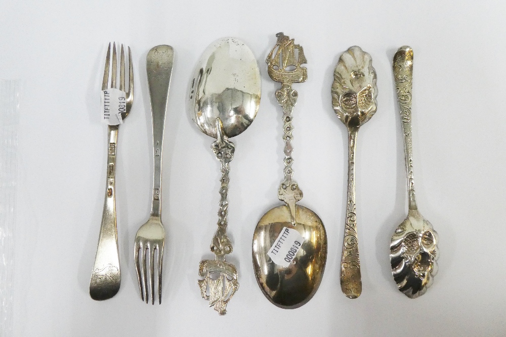 Pair of Continental silver spoons with sail boat finials, a pair of London silver berry spoons and a - Image 2 of 3