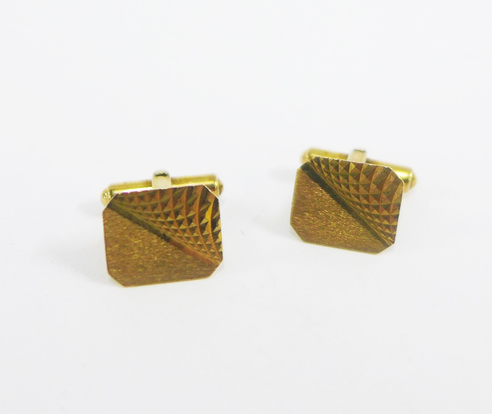 A pair of Gents 9ct gold cufflinks (2)