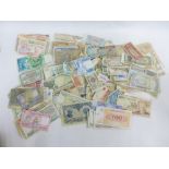 Carton containing a quantity of world bank notes (a lot)