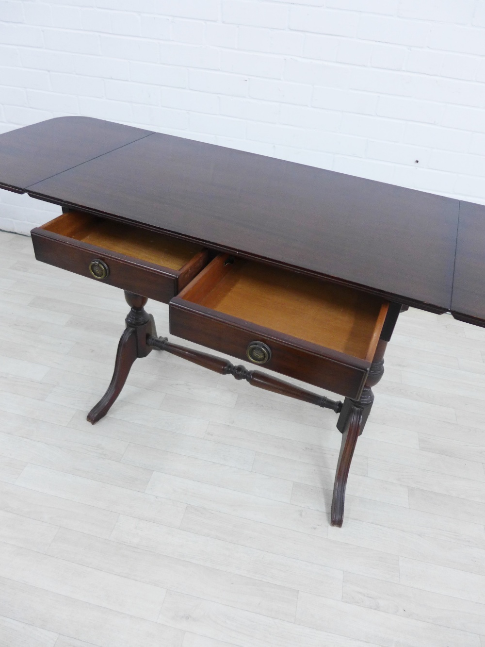 Reproduction sofa table of traditional form, 74 x 85cm - Image 3 of 3