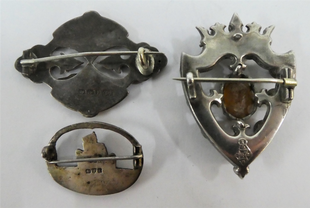 Mixed lot to include a hard stone shield brooch, three silver brooches and a marquisette brooch - Image 3 of 3