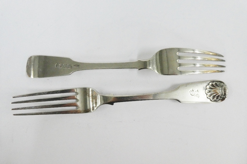 Six Scottish silver table forks, Mackay & Chisholm, Edinburgh 1835, fiddle and shell pattern, 20cm - Image 2 of 3