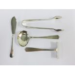 Silver items to include a pair of sugar tongs, pusher, butter knife and small ladle spoon (4)