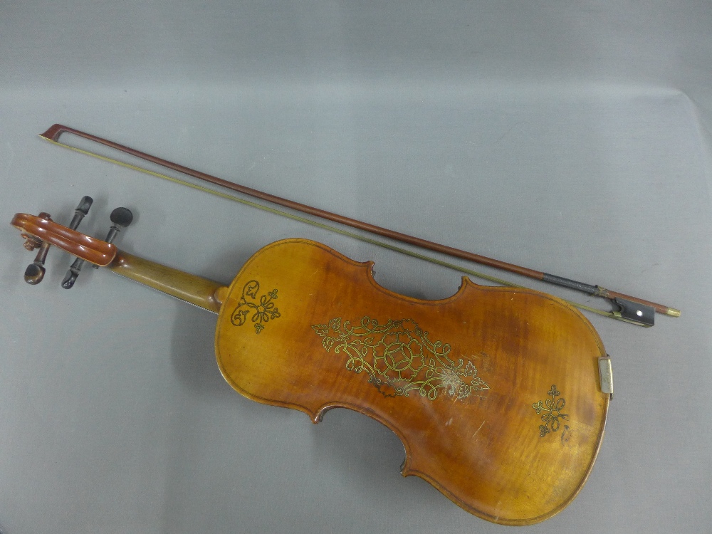 Violin with ornate ornate back and a bow (2) - Image 2 of 2