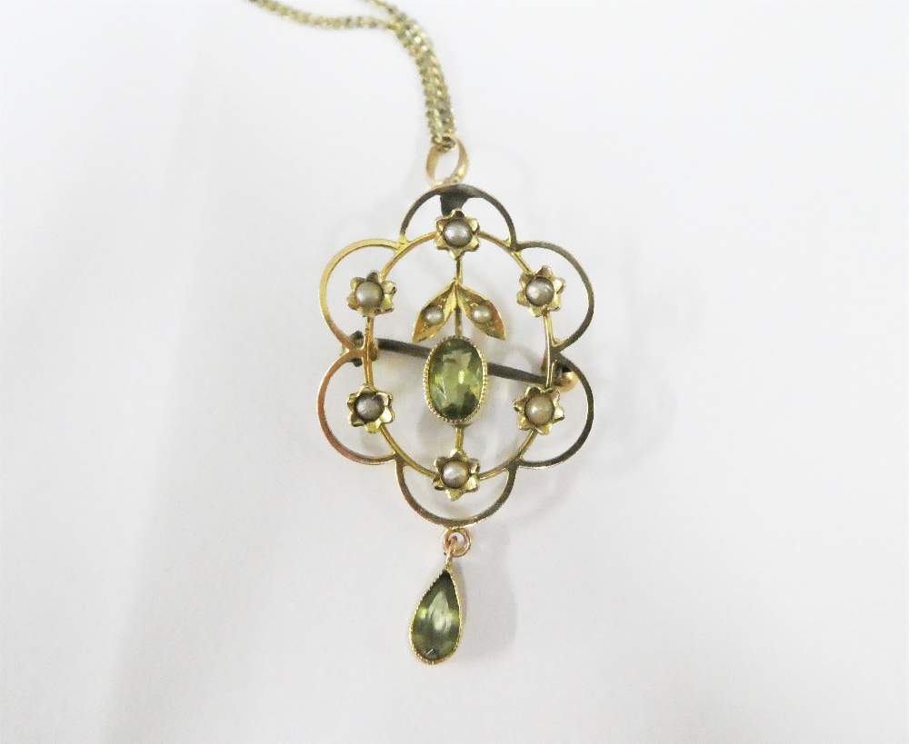 9 carat gold chain necklace together with an unmarked gold, peridot and seed pearl pendant on a gilt - Image 2 of 3