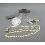 Costume jewellery to include a white metal bangle, strand of cultured pearls and three brooches (5)