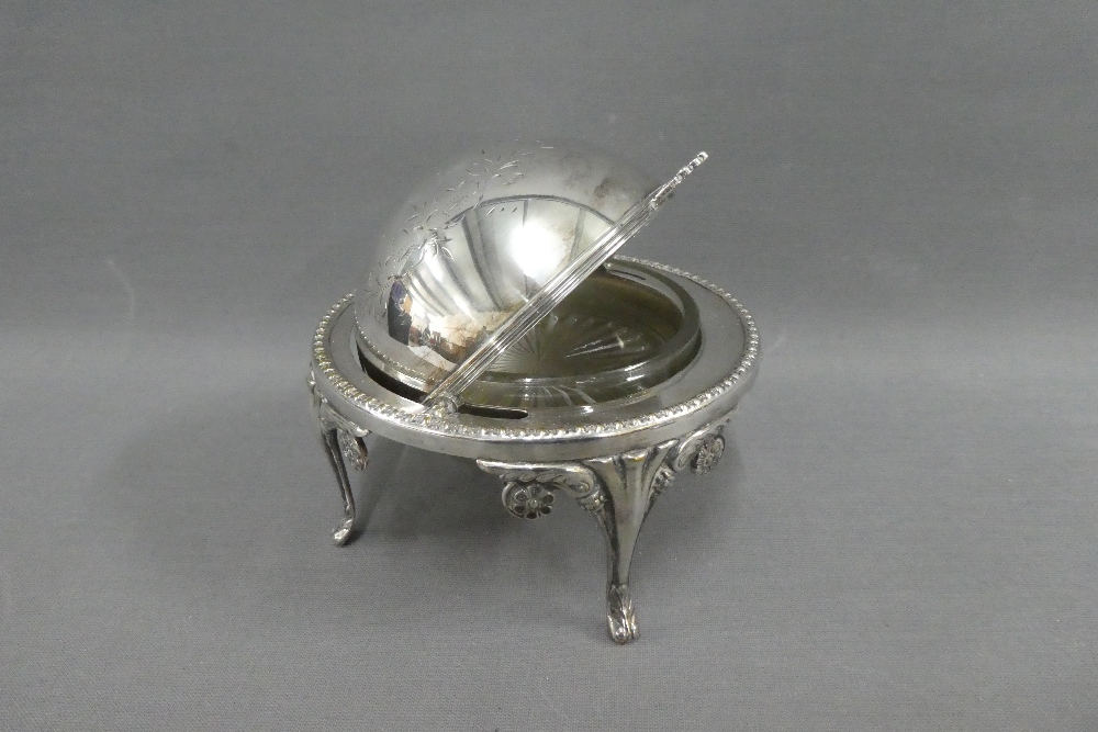 Mixed lot to include a Birmingham silver topped glass jar, London silver cruet stand with glass - Image 4 of 4