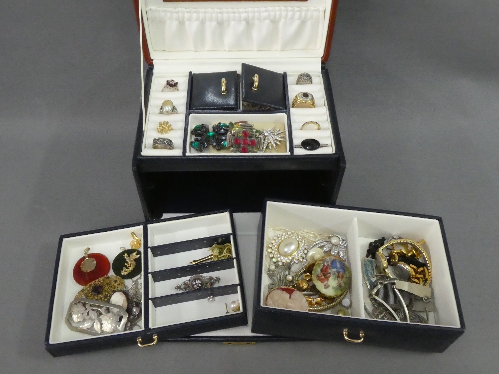 Leather jewellery case containing silver and costume jewellery to include brooches and rings, etc (a