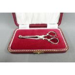 Silver sugar tongs, Birmingham 1964, in a fitted red leather box