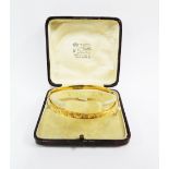 Early 20th century foliate engraved gold bangle with Chester 1923 hallmarks (a/f)