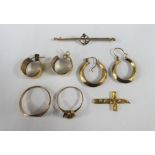 9ct gold jewellery to include a Gents signet ring, bar brooch, crucifix pendant, two pairs of