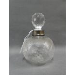Victorian floral etched glass scent bottle and stopper with silver collar, London 1899, 16cm high