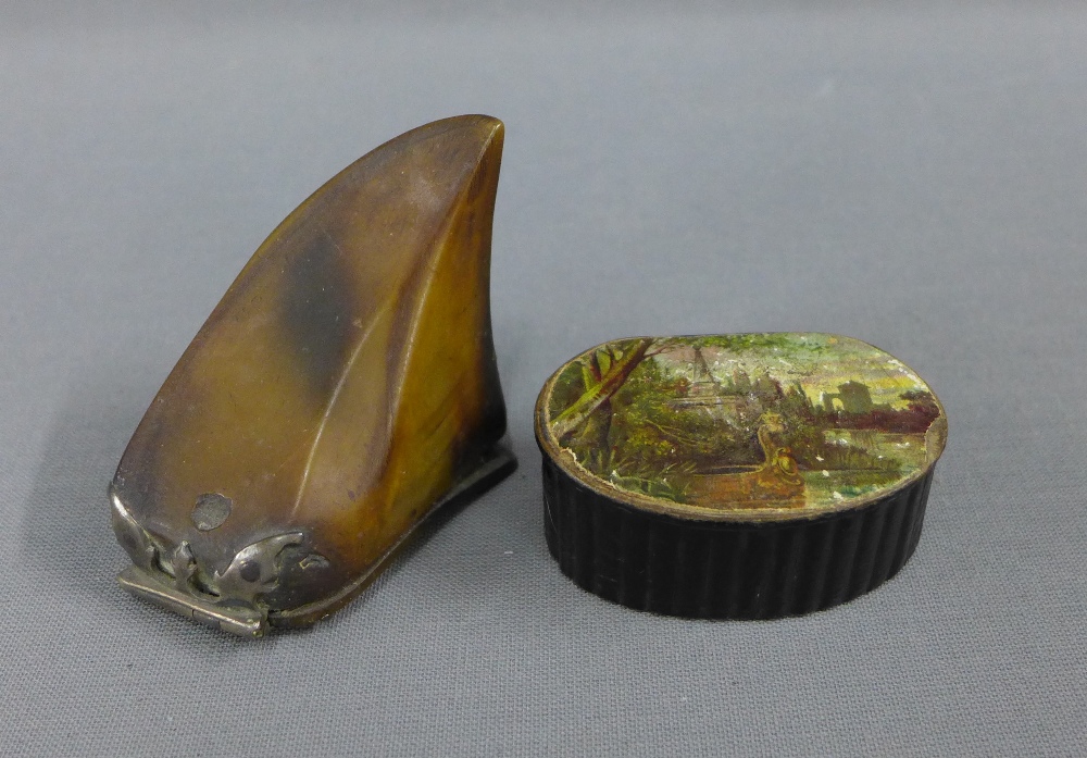 Horn snuff box and a papier mache snuff box with a painted lid (2)