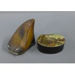 Horn snuff box and a papier mache snuff box with a painted lid (2)