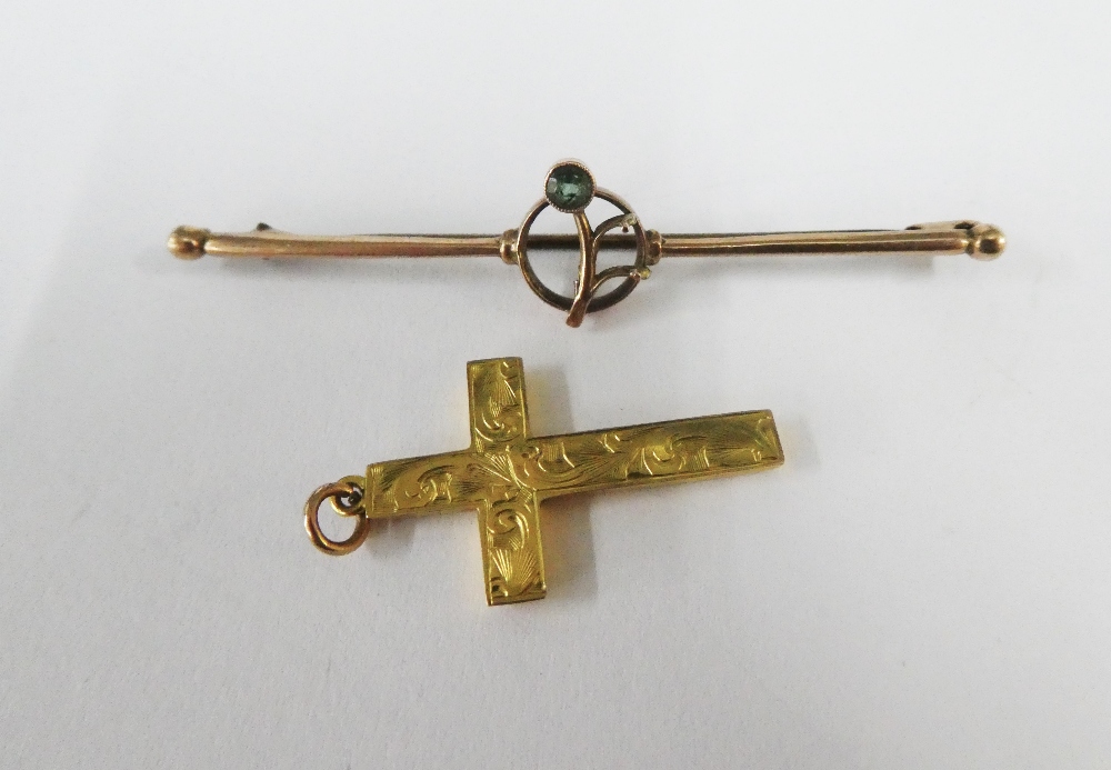 9ct gold jewellery to include a Gents signet ring, bar brooch, crucifix pendant, two pairs of - Image 3 of 4