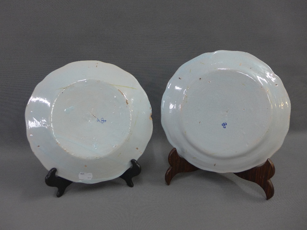Two faience plates together with small Italian lidded jar, the over with a bird finial (3) - Image 5 of 5