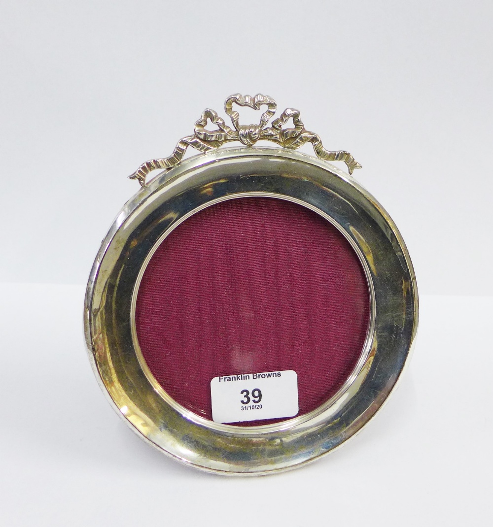 George v silver photograph frame, Birmingham 1919, of circular outline with a ribbon surmount and