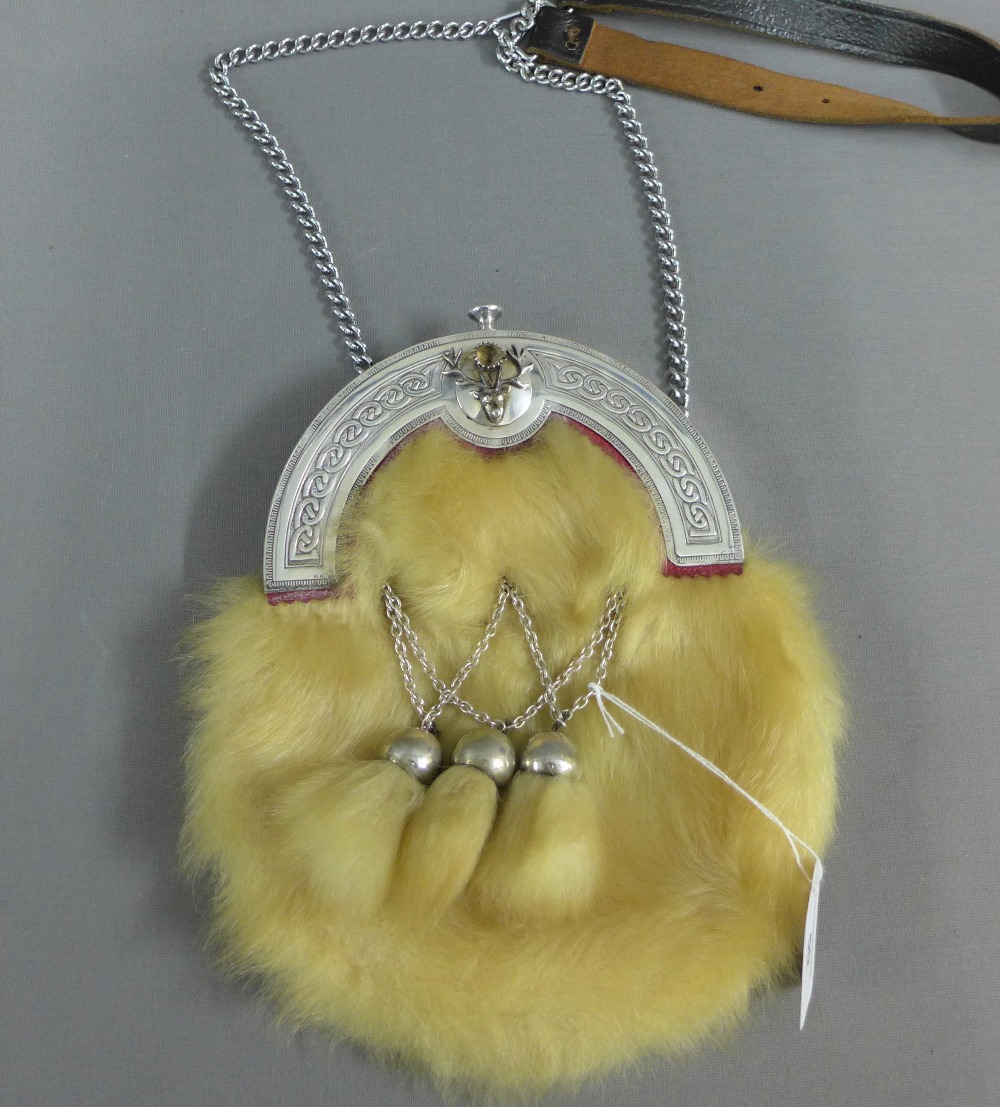 White mink sporran with white metal cantle and green leather back - Image 3 of 3