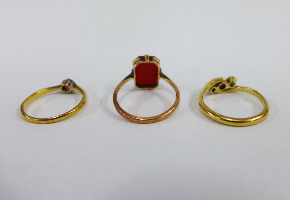 18ct gold three stone diamond cross over ring, a 9ct gold gemset ring and a 9ct gold plaque ring (3) - Image 3 of 3