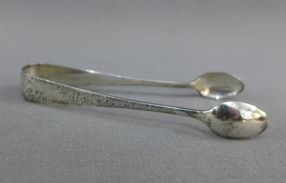 A set of ten Victorian silver teaspoons, Glasgow 1892, together with the matching silver sugar tongs - Image 3 of 3