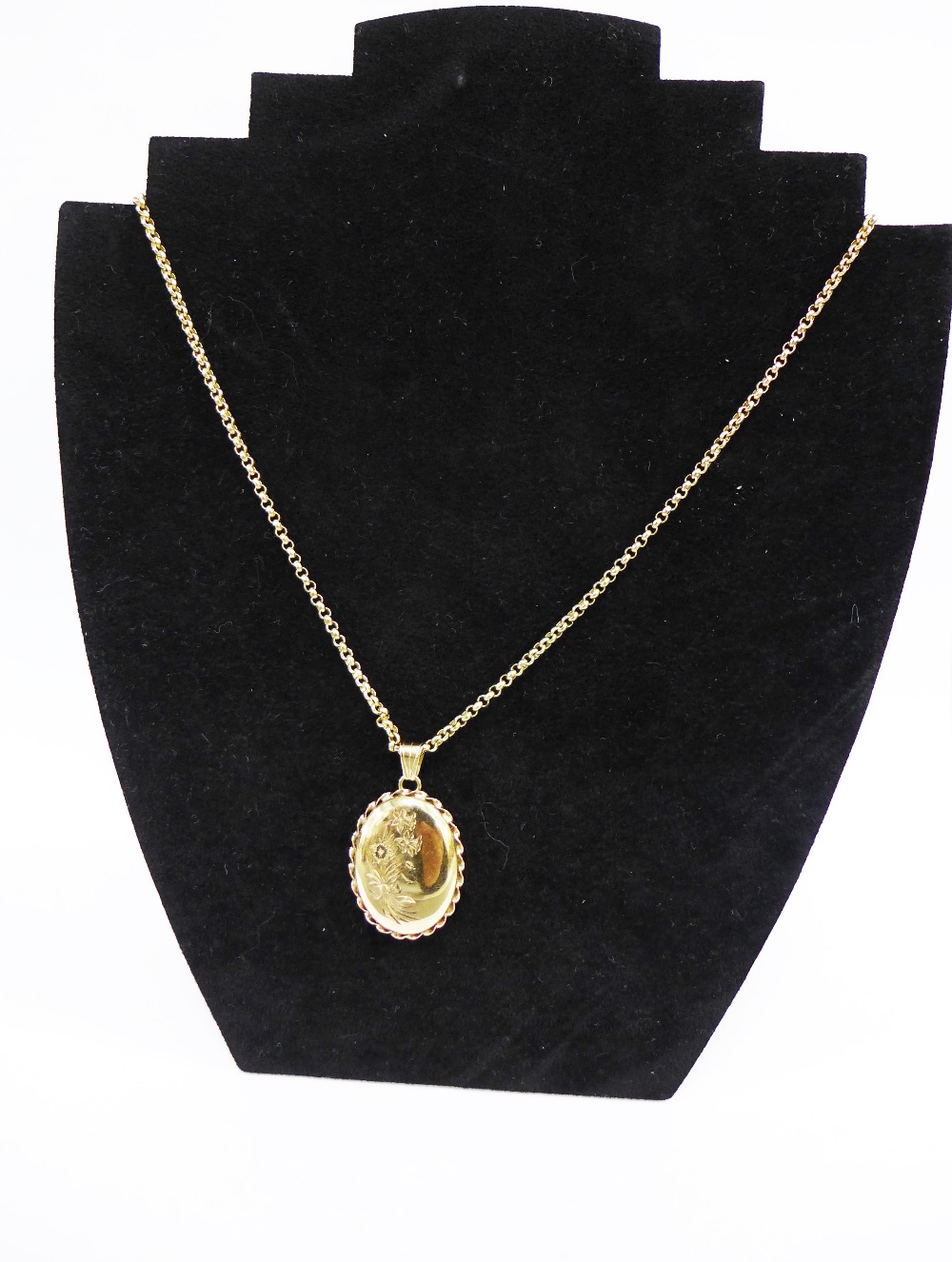 9ct gold locket on a 9ct gold rolo chain