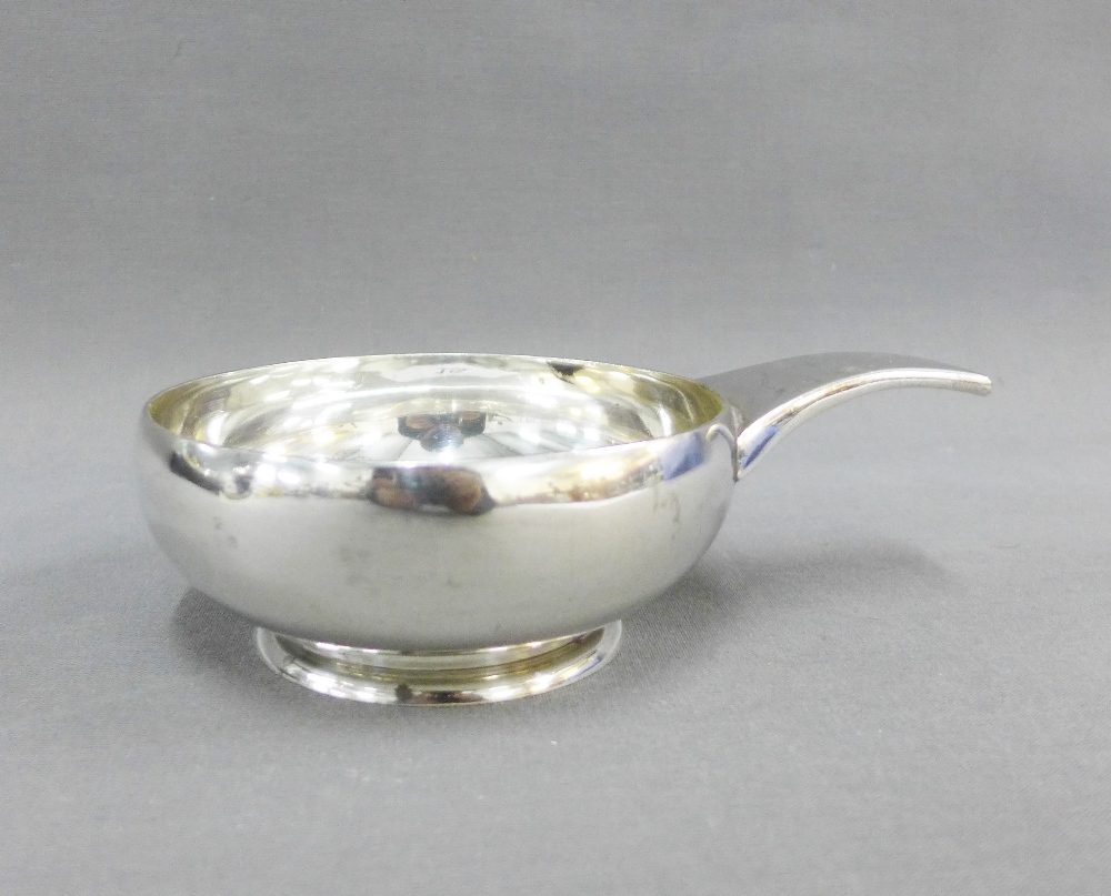 George VI silver single handed porringer, Wakley & Wheeler, London 1938, 17cm including handle - Image 2 of 3