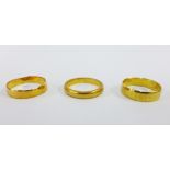Three 18ct gold wedding bands (3)