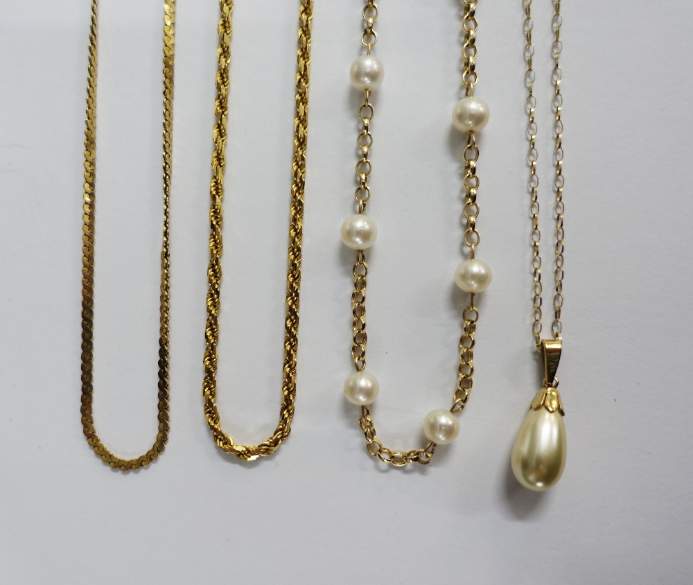 Two 9ct gold chains, 9ct gold chain with pearls, a strand of cultured pearls with a 9ct gold - Image 3 of 6