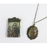 White metal aide memoire with thistles pattern, 5cm, together with a hardstone pendant on chain (2)