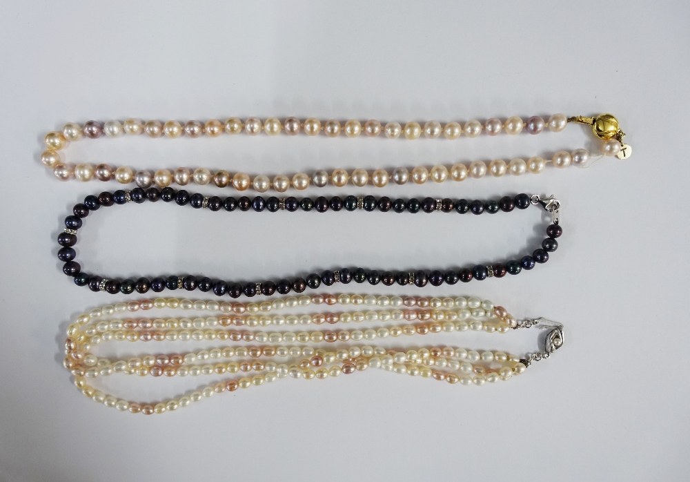 Two 9ct gold chains, 9ct gold chain with pearls, a strand of cultured pearls with a 9ct gold - Image 4 of 6