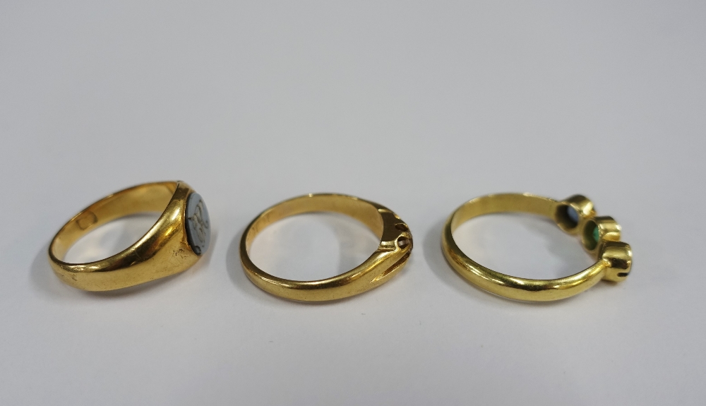 A collection of six 18ct gold gemset rings (6) - Image 6 of 7