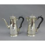 George V silver hot water pot and hot milk pot, Edwards & Sons, London 1926, tallest 18cm (2)