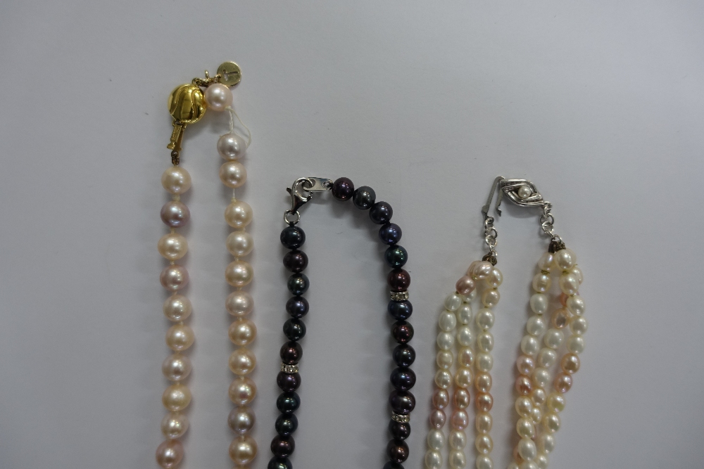 Two 9ct gold chains, 9ct gold chain with pearls, a strand of cultured pearls with a 9ct gold - Image 6 of 6