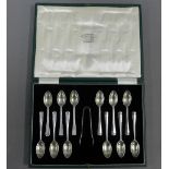 Edwardian cased set of twelve silver teaspoons with matching sugar tongs, Sheffield 1906