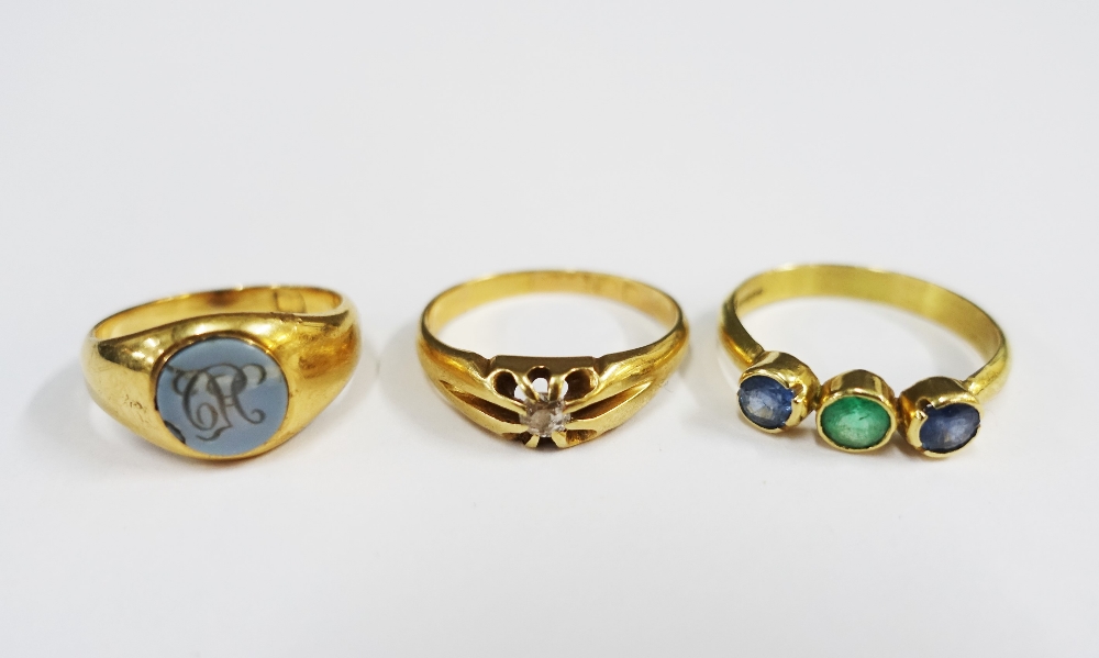 A collection of six 18ct gold gemset rings (6) - Image 5 of 7