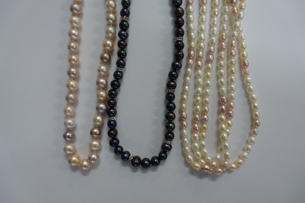 Two 9ct gold chains, 9ct gold chain with pearls, a strand of cultured pearls with a 9ct gold - Image 5 of 6