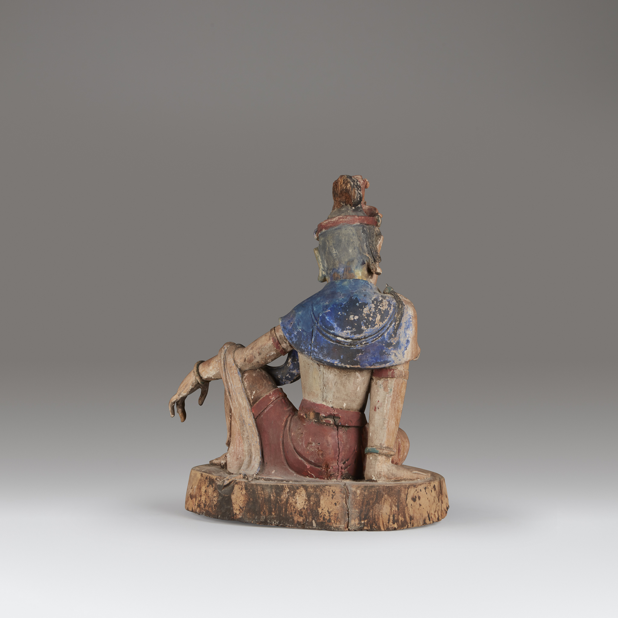 A Chinese carved and painted wood figure of Guanyin, Ming dynasty or earlier - Image 2 of 3