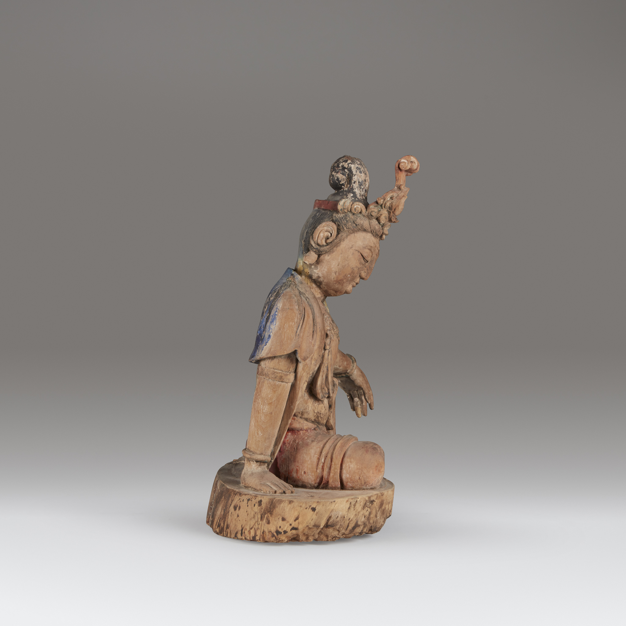 A Chinese carved and painted wood figure of Guanyin, Ming dynasty or earlier - Image 3 of 3