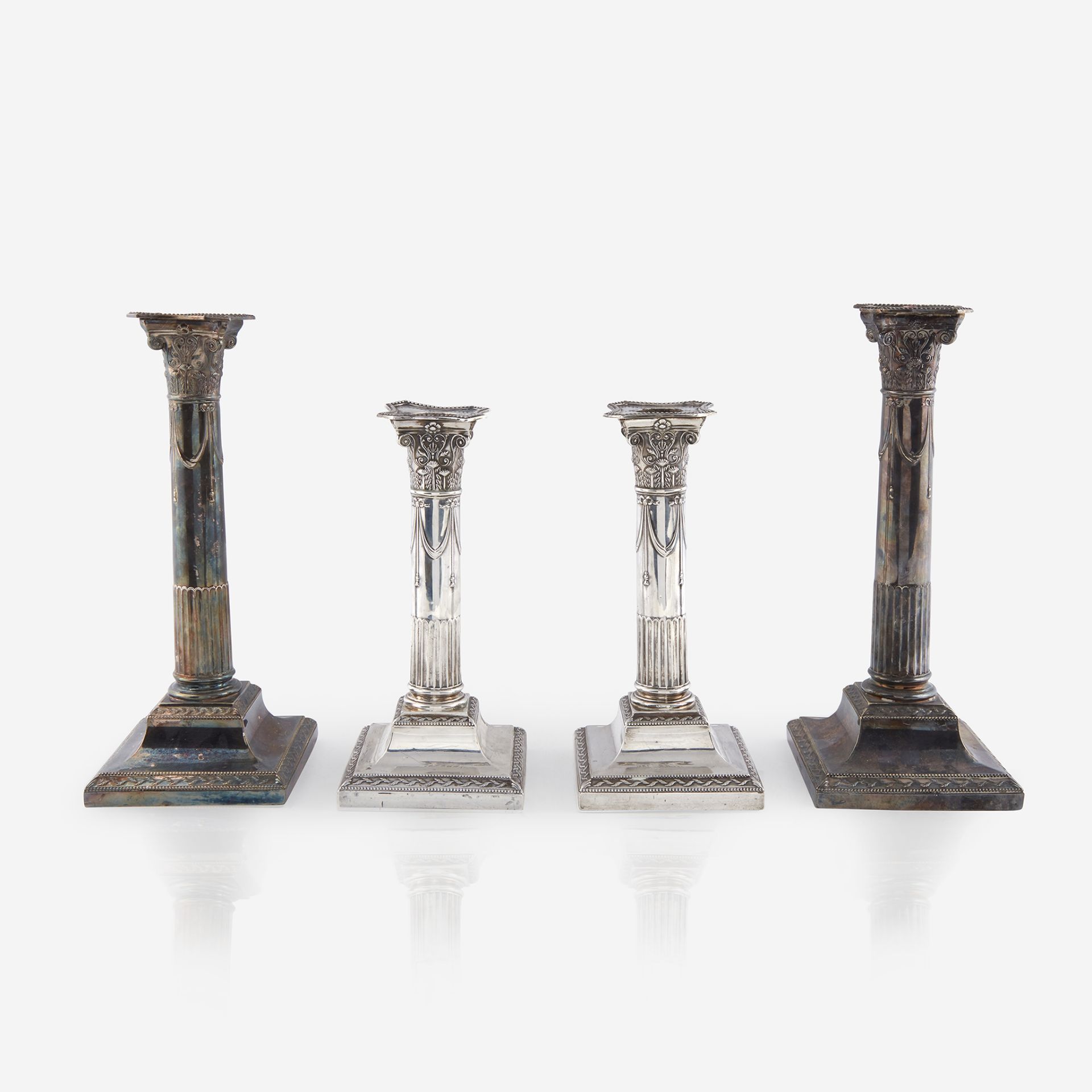 A pair of Edward VII weighted sterling silver candlesticks, David David & Maurice David, Sheffield, - Bild 2 aus 2