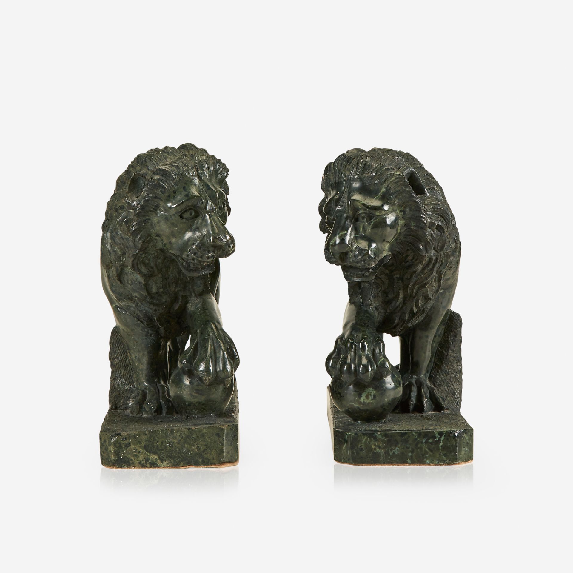 A pair of green serpentine marble Medici lions, 20th century - Bild 2 aus 2