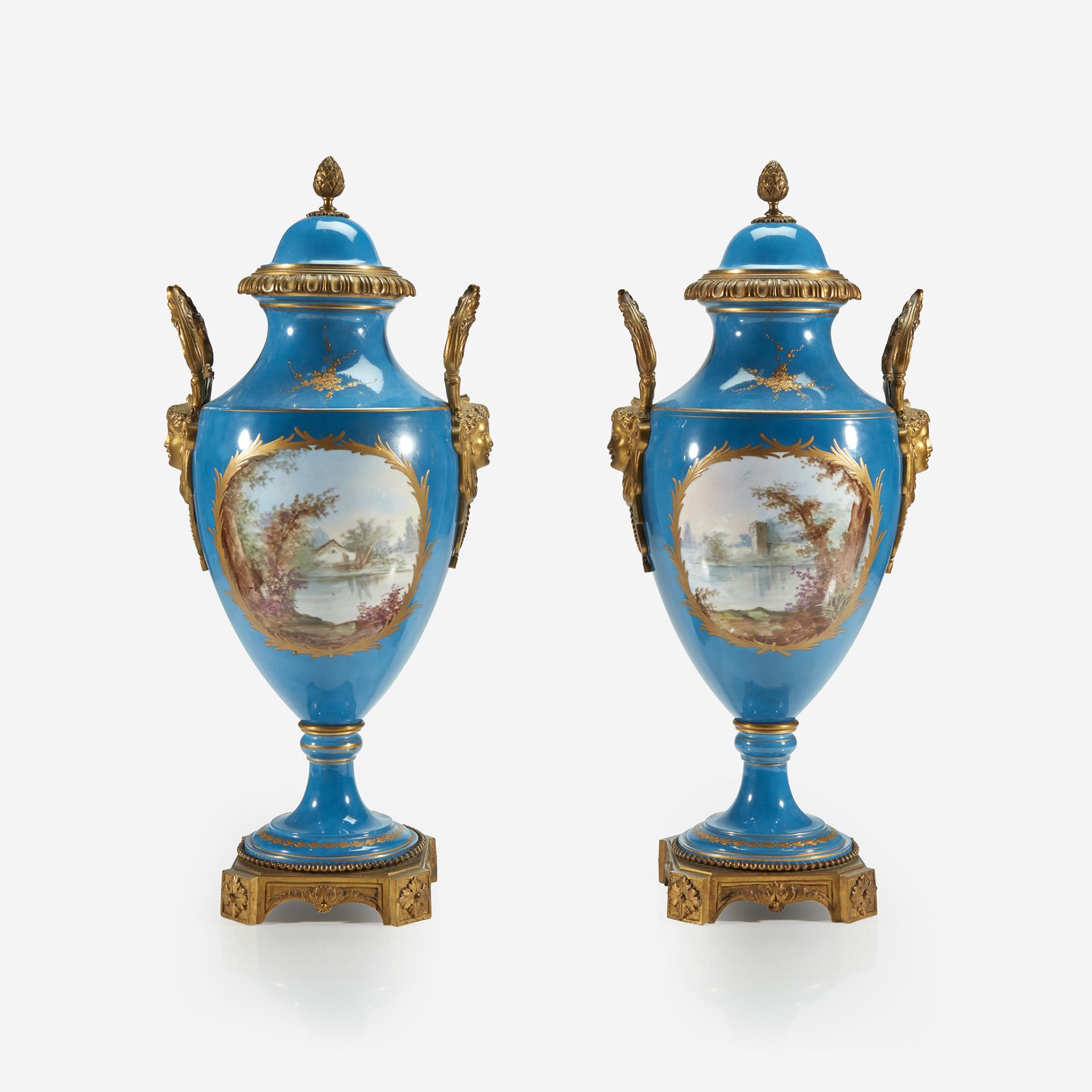 A pair of Sèvres style bleu céleste gilt-metal mounted parcel-gilt and hand-painted covered vases, L - Bild 2 aus 2