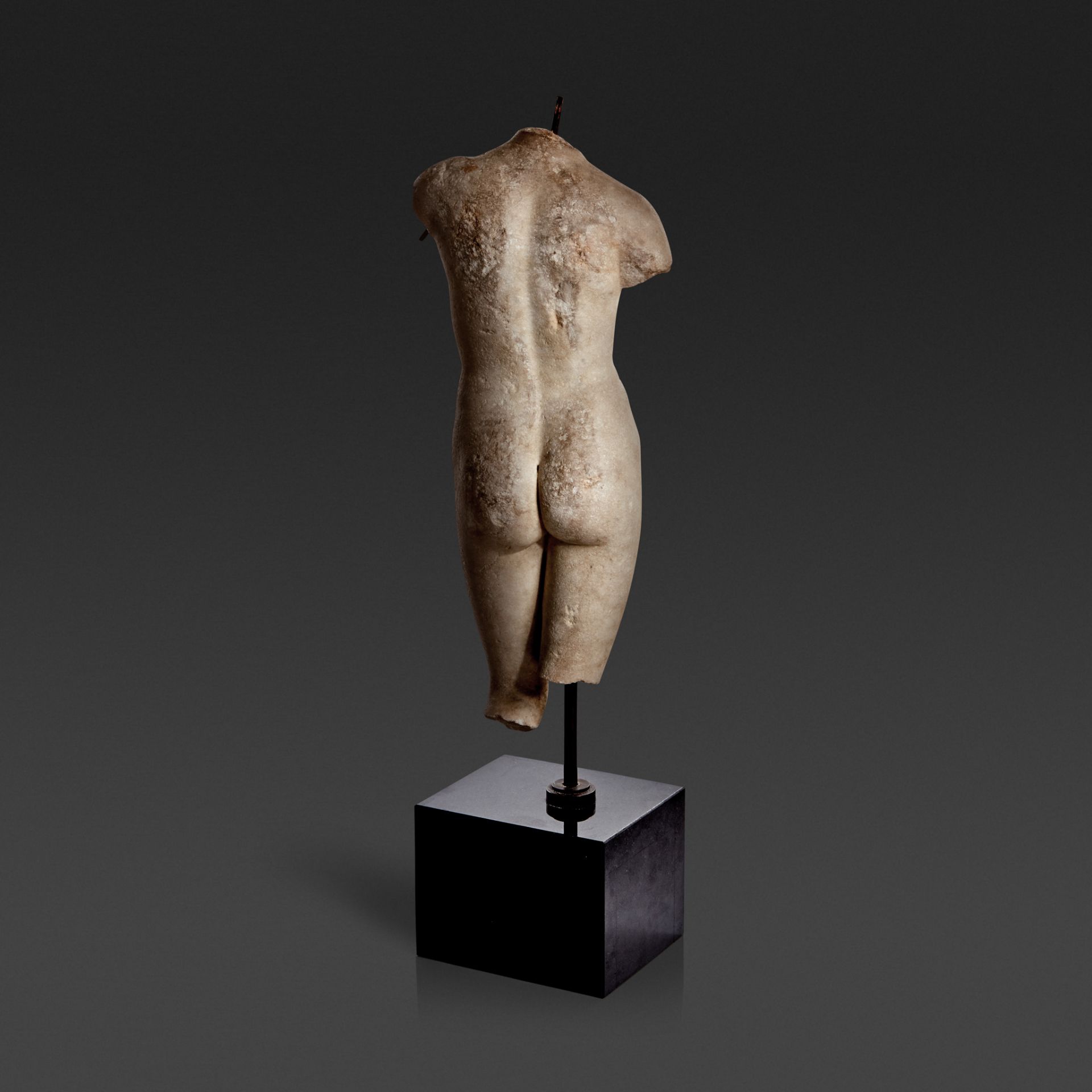 A Roman carved marble figure of Venus, Circa 2nd century C.E. - Bild 2 aus 3