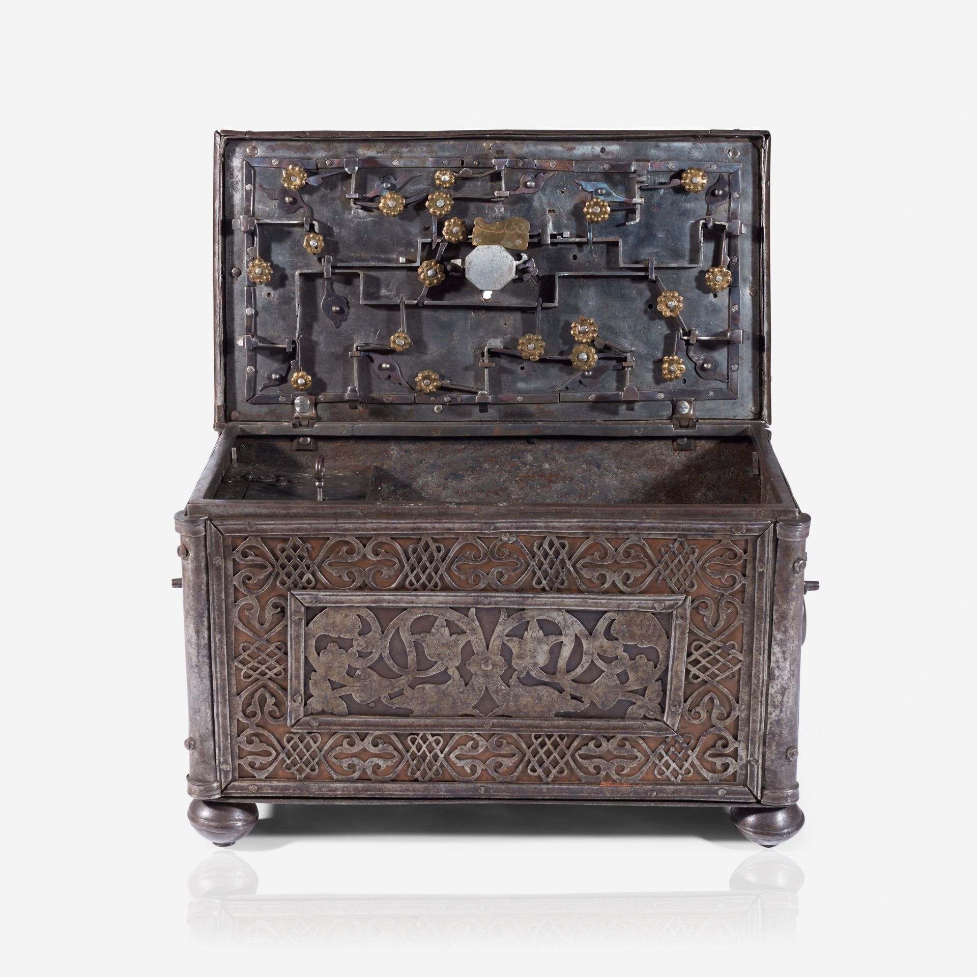 A fine German wrought iron strong box, 16/17th century - Bild 2 aus 5