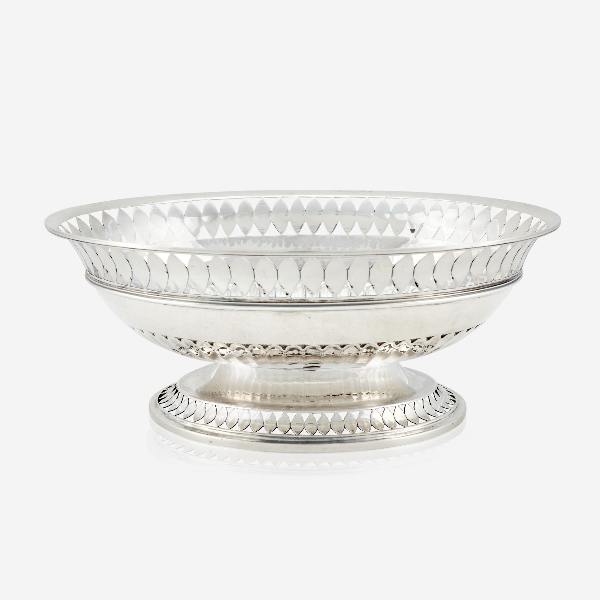 An Italian sterling silver footed bowl, Illario Pradella for Buccellati, Milan, 1944-68