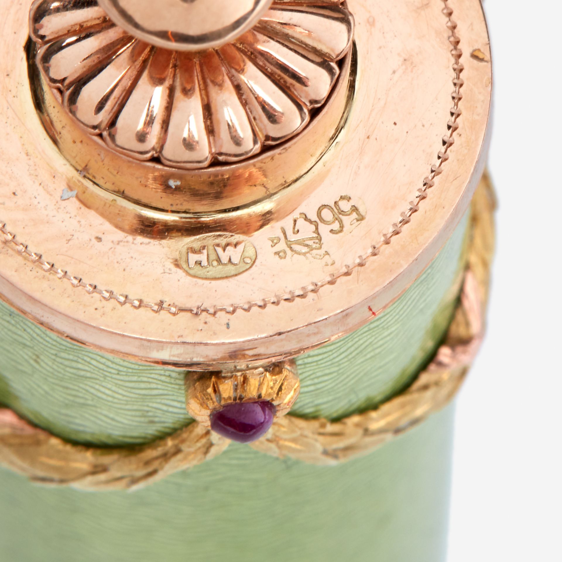 A Fabergé two color gold-mounted and gem-set guilloché-enameled perfume flask, Workmaster Henrik Wig - Image 3 of 3