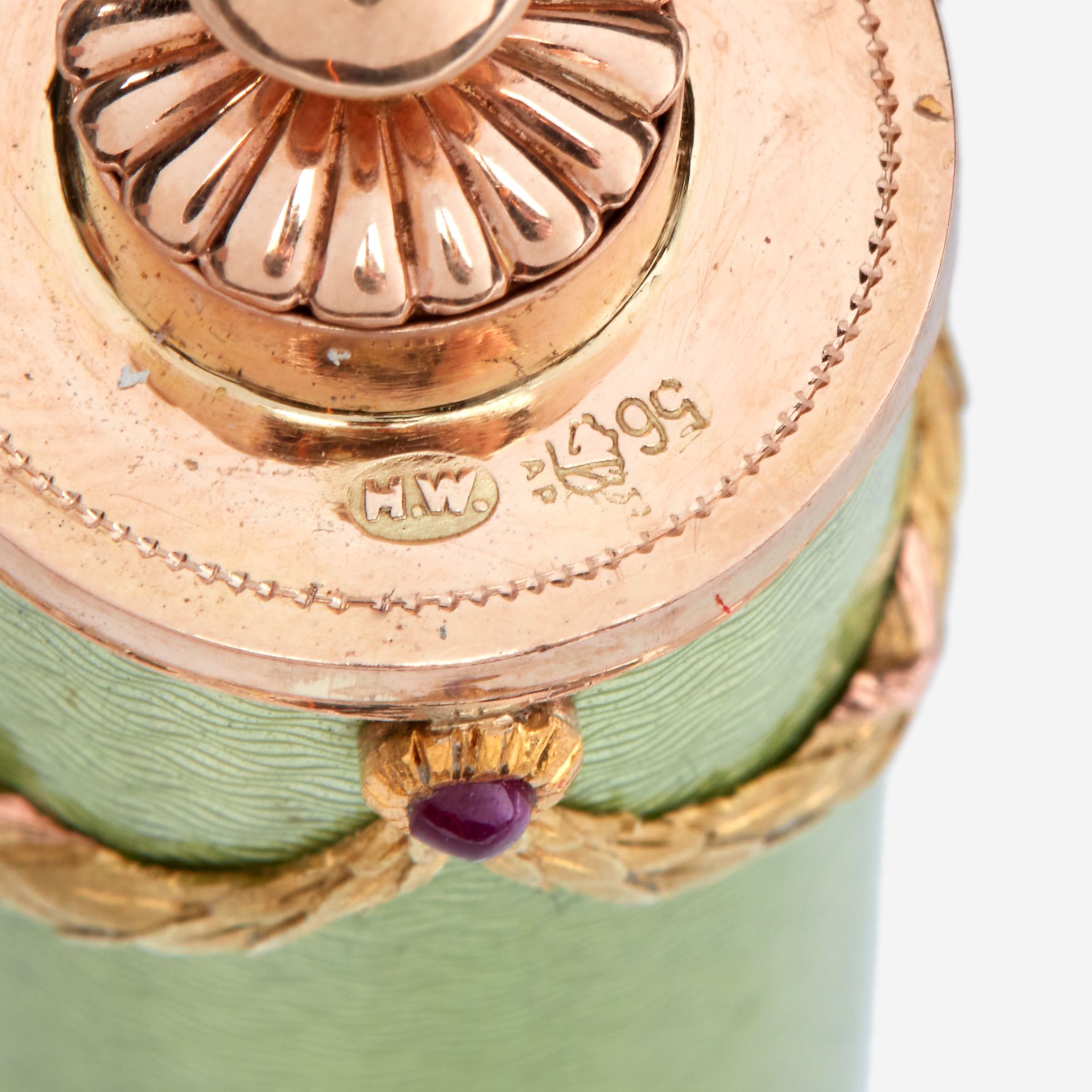 A Fabergé two color gold-mounted and gem-set guilloché-enameled perfume flask, Workmaster Henrik Wig - Bild 3 aus 3