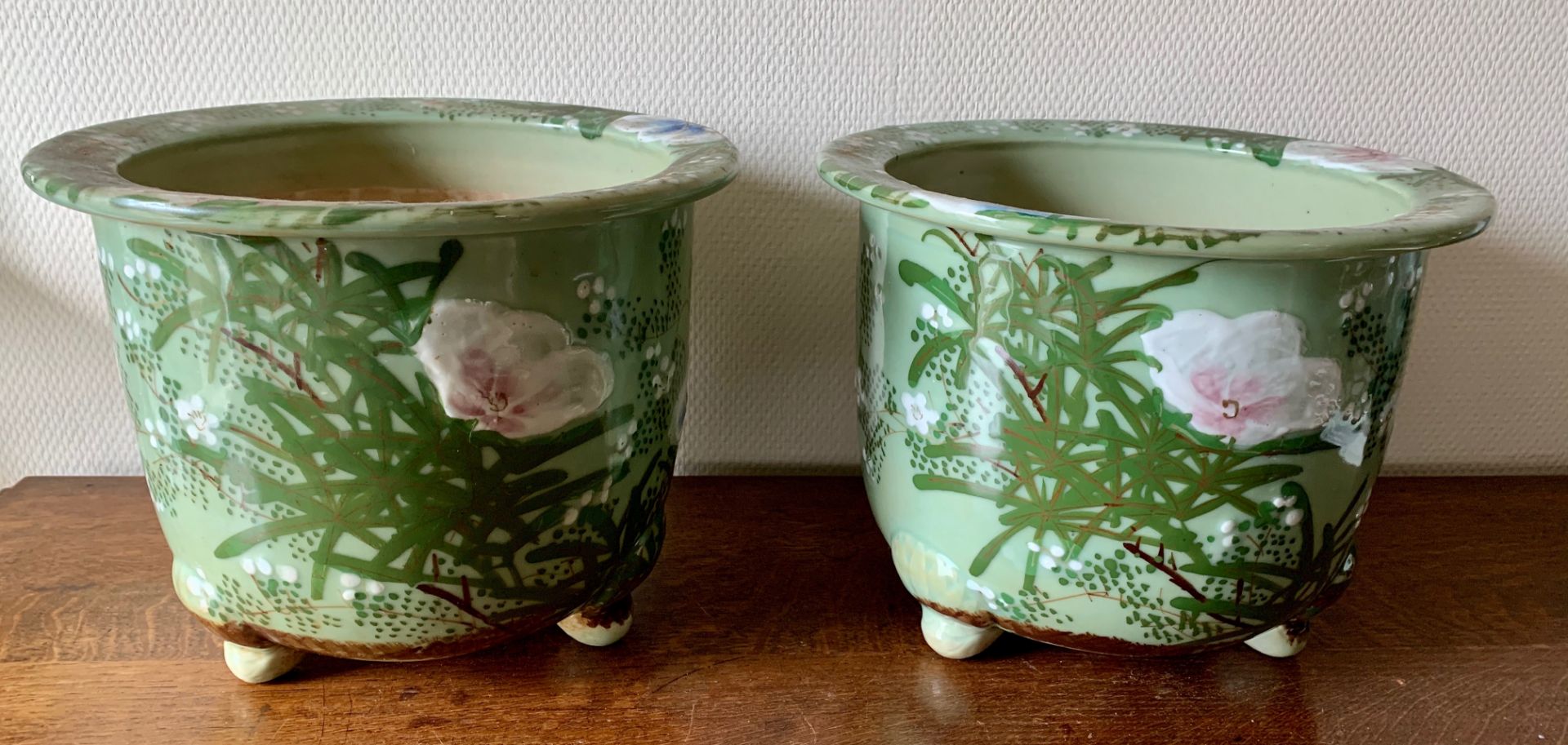 JAPON Paire de cache-pot en porcelaine à décors de branchages fleuris sur fond [...]