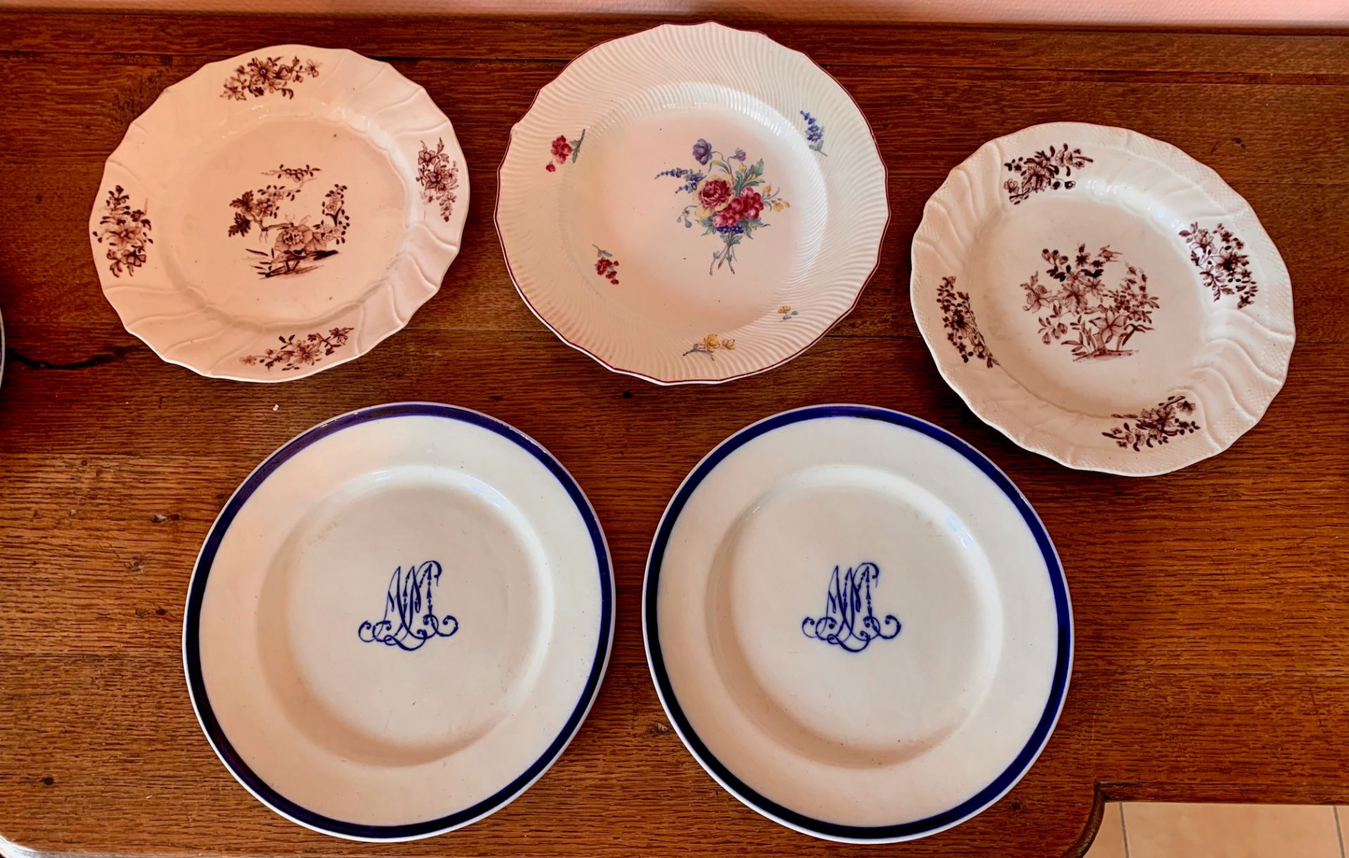 Tournais Ensemble de 5 assiettes en porcelaine tendre, comprenant deux assiettes à [...]