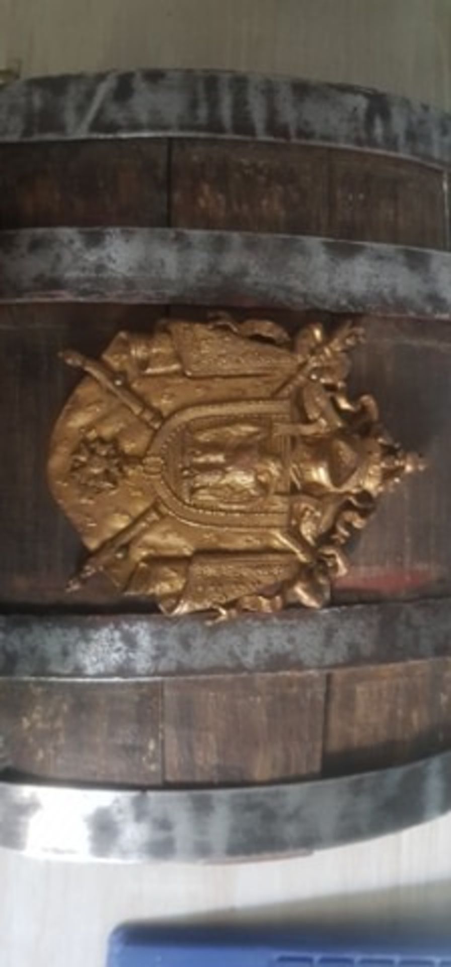 Tonnelet de cantiniere En bois avec reste de polychromie. Il est orné d’une plaque [...] - Image 3 of 8