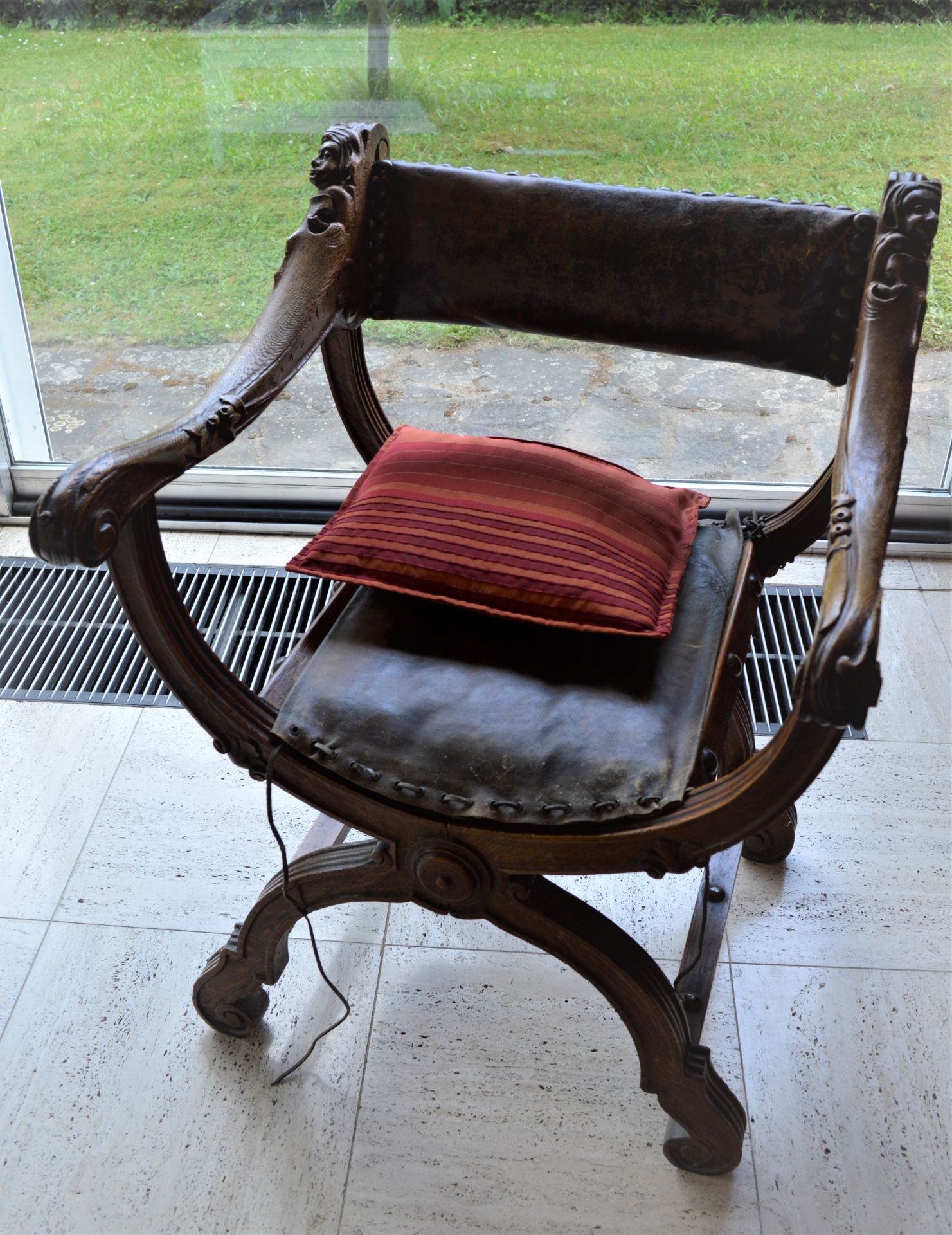 Paire de fauteuils dits « Dagobert » en bois naturel mouluré et sculpté, décoré [...]